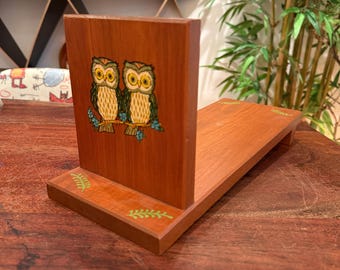 Vintage 70er Jahre Buchhalter aus Kiefernholz mit Eulen Abziehbildern - 70er Jahre Buchständer aus Holz - Buchhalter aus Holz