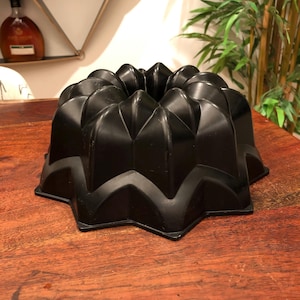 Vintage Nordic Ware Non-Stick Thick Black Aluminum Star Bundt Cake Baking Mold - Baking Accessories Chef Cook Gift - Black Kitchen Decor