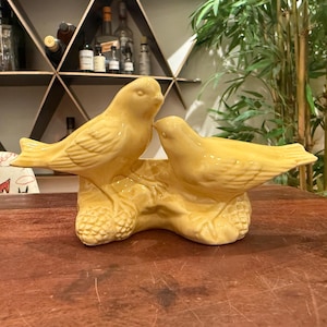 Vaso de cerâmica amarelo com periquitos e agapornis, estilo meados do século XX