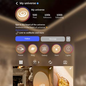 Puede incluir: Una taza de cerámica blanca con un asa negra y el texto "But First, Coffee" en negrita negra. La taza está sobre un fondo borroso. La taza mide aproximadamente 10 cm de altura.