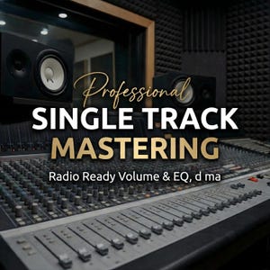 Puede incluir: Imagen de una consola de mezcla de audio profesional con el texto "Professional SINGLE TRACK MASTERING". La imagen también incluye dos altavoces negros y una pared insonorizante.