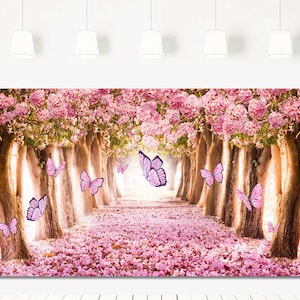 Könnte beinhalten: Eine lebendige, künstlerische Darstellung eines Weges, der von Bäumen in voller Blüte gesäumt ist und einen Tunnel aus rosa Blüten bildet. Schmetterlinge in Lila- und Rosatönen flattern durch die Szene und verleihen ihr eine skurrile Note.