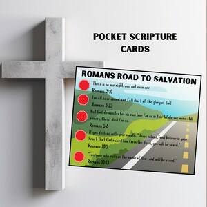 Könnte beinhalten: Eine farbenfrohe Illustration einer Straße mit fünf roten Stoppschildern. Jedes Stoppschild enthält einen Bibelvers aus Römer, der die Schritte zur Erlösung beschreibt. Der Text lautet: "Romans Road to Salvation".