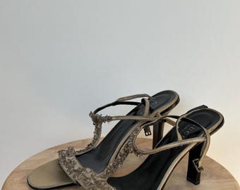 Sandalias de tacón con tiras color caqui adornadas con cristales de Gucci
