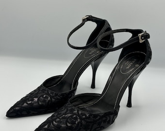 Sapatos de salto alto Prada em couro preto com estampa floral jacquard e tira no tornozelo, bico fino, tamanho 39 (UE).