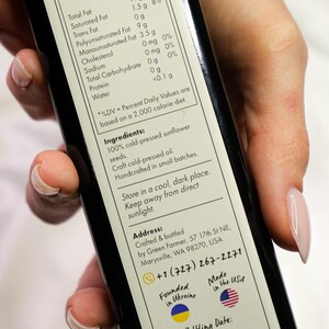 K&ouml;nnte beinhalten: Eine wei&szlig;e Keramik-Tasse mit schwarzem Henkel und dem Text "But First, Coffee" in schwarzer, fetter Schrift. Die Tasse steht auf einer wei&szlig;en Oberfl&auml;che.