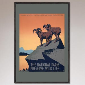 Może przedstawiać: Oprawiony plakat w stylu vintage przedstawiający dwa brązowe owce gruborogie na skalistym klifie, z tłem zachodu słońca. Tekst brzmi „THE NATIONAL PARKS PRESERVE WILD LIFE”. Plakat jest w ciemnozielonej ramie.