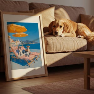 以下が含まれることがあります： 黄色いパラソルの下でビーチチェアでくつろぐ犬を描いた額入りのアートプリント。背景には海岸の風景が描かれています。ゴールデンレトリバーがベージュのソファで休んでいます。木製のコーヒーテーブルとラグが前景にあります。
