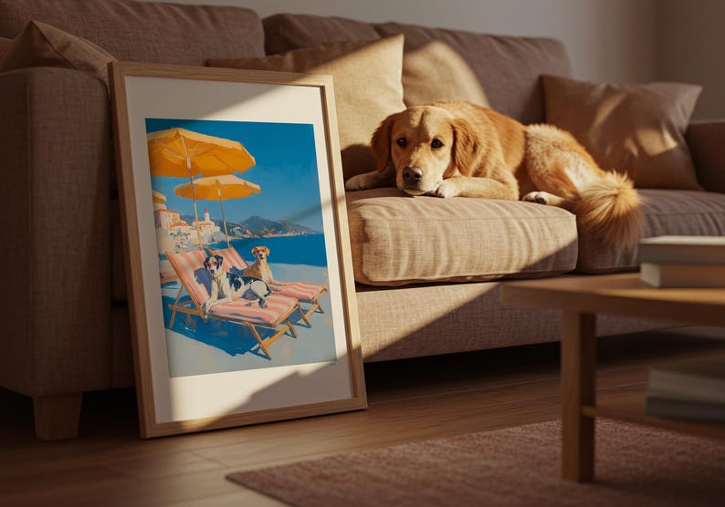 以下が含まれることがあります： 黄色いパラソルの下でビーチチェアでくつろぐ犬を描いた額入りのアートプリント。背景には海岸の風景が描かれています。ゴールデンレトリバーがベージュのソファで休んでいます。木製のコーヒーテーブルとラグが前景にあります。