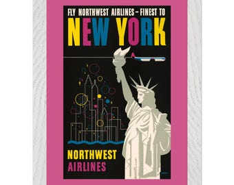 Puede incluir: Póster de viaje vintage enmarcado para Northwest Airlines a Nueva York. El póster presenta la Estatua de la Libertad sosteniendo una antorcha, con un paisaje urbano y un avión. El texto dice "Fly Northwest Airlines - Finest to New York."