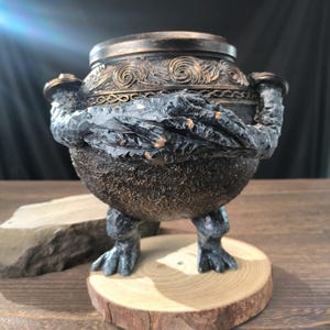 Estatua de resina de guerrero en jarra / Figura de guerrero en maceta pintada a mano / Objeto de colección de fantasía / Regalo para él