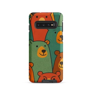 Puede incluir: Funda de teléfono con un patrón repetido de osos de dibujos animados en tonos verdes, naranjas y marrones. Los osos tienen caras sonrientes sobre un fondo texturizado. La funda tiene un recorte negro para la cámara y el flash.
