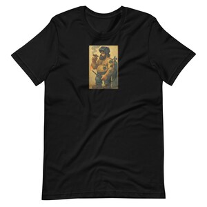 Op de afbeelding: Zwart t-shirt met een afbeelding van een bebaarde figuur die een sigaar rookt, een lasmasker draagt en een fakkel vasthoudt. De figuur heeft een tatoeage op zijn arm. De afbeelding is in vintage stijl.