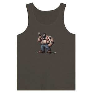 Peut inclure: Un débardeur sans manches avec une illustration de dessin animé d'un homme musclé avec une barbe, portant un jean bleu et des bretelles, fumant un cigare. L'homme a des tatouages sur les bras et la poitrine. L'arrière-plan est de couleur vert foncé.