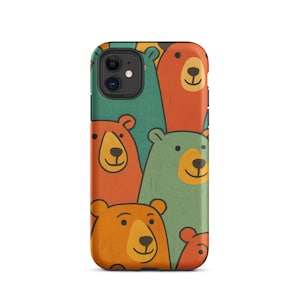 Puede incluir: Una funda de teléfono con un patrón repetido de osos de dibujos animados en tonos naranja, verde y marrón. Los osos tienen caras sonrientes y están dispuestos en un diseño lúdico y superpuesto. La funda está diseñada para un smartphone.