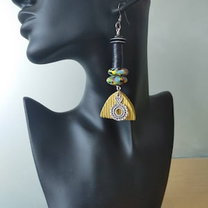 Boucles d'oreilles pendantes en cuir et perles africaines jaunes