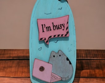 Zajęty kot na drzwiach – zawieszka SVG | Plik z zabawnym napisem na drzwiach wycinanym laserowo