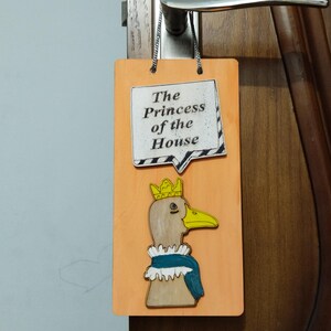 Zawieszka na drzwi księżniczki SVG | Plik z zabawnymi napisami na drzwi wycinanymi laserowo zdjęcie 1