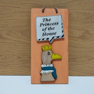 Może przedstawiać: Zestaw trzech ceramicznych kubk&oacute;w z nakrapianym, matowym wykończeniem. Kubki są w odcieniach kremu, jasnoszarym i ciemnoszarym. Każdy kubek ma prosty, minimalistyczny design i zaokrąglony uchwyt. Do kawy lub herbaty.