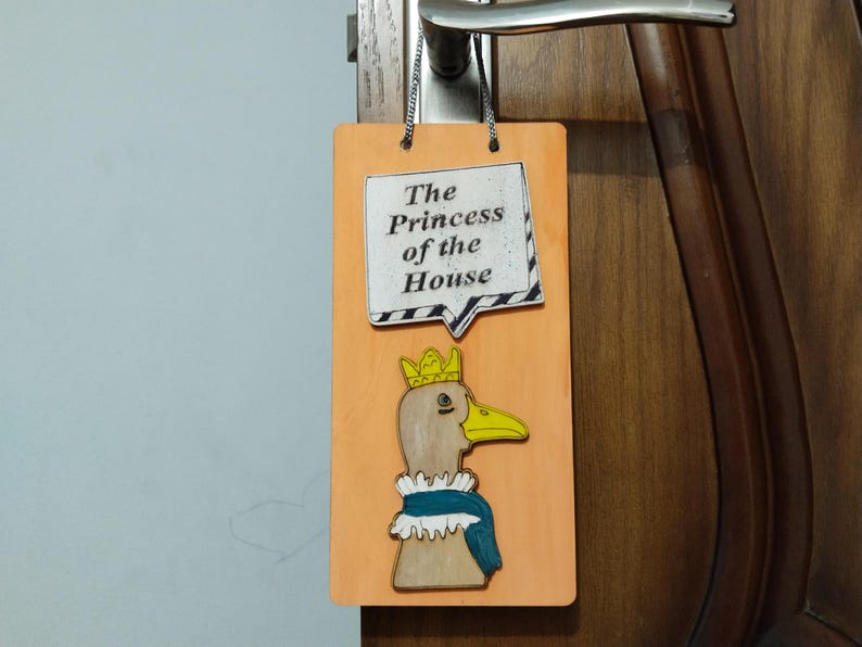 Zawieszka na drzwi księżniczki SVG | Plik z zabawnymi napisami na drzwi wycinanymi laserowo zdjęcie 1