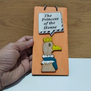 Może przedstawiać: Zestaw trzech ceramicznych kubk&oacute;w z nakrapianym, matowym wykończeniem. Kubki są w odcieniach kremu, jasnoszarym i ciemnoszarym. Każdy kubek ma prosty, minimalistyczny design, idealny do kawy lub herbaty.