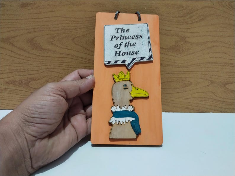 Może przedstawiać: Zestaw trzech ceramicznych kubk&oacute;w z nakrapianym, matowym wykończeniem. Kubki są w odcieniach kremu, jasnoszarym i ciemnoszarym. Każdy kubek ma prosty, minimalistyczny design, idealny do kawy lub herbaty.