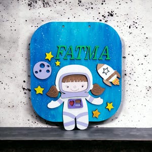 Op de afbeelding: Een witte keramische mok met een zwarte handgreep en de tekst "But First, Coffee" in een vetgedrukte, zwarte letter. De mok staat tegen een vage achtergrond, wat een gezellige setting suggereert.