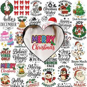 Könnte beinhalten: Ein weißes T-Shirt mit den Worten "MERRY Christmas" in bunten Blockbuchstaben ist der Mittelpunkt. Um das Shirt herum befinden sich verschiedene weihnachtliche Grafiken und Texte, darunter ein Schneemann, der Weihnachtsmann und eine Gans mit Lichterketten.