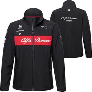 Puede incluir: Chaqueta negra del equipo Alfa Romeo F1 con una franja roja en el pecho. La chaqueta presenta el logotipo de Alfa Romeo en blanco, junto con logotipos y texto de patrocinadores. La chaqueta tiene una cremallera completa y un cuello alto.