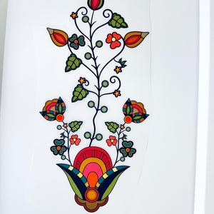 Puede incluir: Una colorida pegatina floral con un tallo central y un diseño simétrico. La pegatina presenta flores y hojas rojas, naranjas, verdes y azules. El diseño incluye una flor estilizada en la base y una serie de flores y hojas más pequeñas a lo largo del tallo.