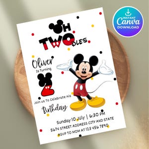 Puede incluir: Una tarjeta de invitación blanca con el tema de Mickey Mouse. La tarjeta dice "Two-les" y "Oliver cumple 2 años". Mickey Mouse aparece con los brazos abiertos. La tarjeta incluye detalles del evento y un botón "Canva Download".