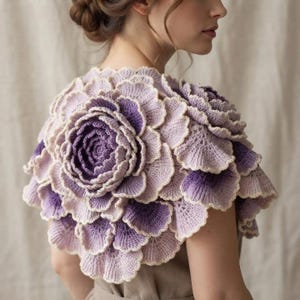 Handvirkad jättelik sjal med lavendelblommor, DIY-guide för lyxig blommig kappa, handledning för 3D-kronbladsaxelryckning.