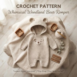 Pode incluir: Um macacão de crochê bege com capuz, orelhas de urso e um detalhe de rosto de urso no peito. O texto CROCHET PATTERN Whimsical Woodland Bear Romper é visível no topo. Inclui uma pequena cesta com botões, um novelo de lã e uma etiqueta.