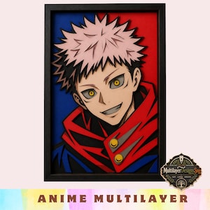 Puede incluir: Una pieza de arte mural de madera multicapa que presenta un personaje de anime estilizado con cabello rosa puntiagudo y ojos amarillos. El personaje viste una prenda con capucha roja y azul. La obra está en un marco rectangular negro.