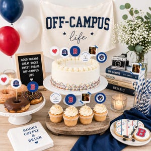 Puede incluir: Un pastel con glaseado blanco y chispas de colores, decorado con adornos de papel de hockey. Alrededor del pastel hay donas, cupcakes, libros titulados Off-Campus, The Deal, The Score y Briar U, una cámara y servilletas con el texto Books Coffee & Briar.