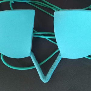 Sujetador con copa triangular y aros expuestos para festivales, samba y carnaval. imagen 2