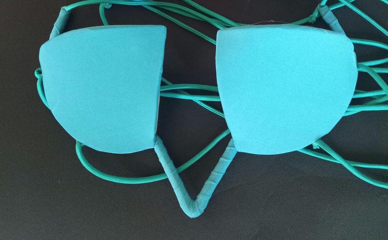 Sujetador con copa triangular y aros expuestos para festivales, samba y carnaval. imagen 2