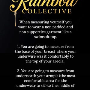 Puede incluir: Fondo negro con texto dorado y un dise&ntilde;o de plumas doradas y naranjas. El texto dice "The Rainbow Collective" y proporciona instrucciones sobre c&oacute;mo medir para un sujetador.