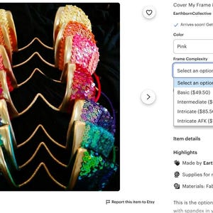 Puede incluir: Una taza de cer&aacute;mica blanca con un asa negra y el texto "But First, Coffee" en negrita negra. La taza se encuentra sobre un fondo neutro, resaltando su dise&ntilde;o simple.