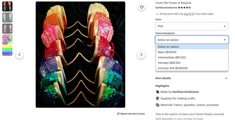 Puede incluir: Una taza de cer&aacute;mica blanca con un asa negra y el texto "But First, Coffee" en negrita negra. La taza se encuentra sobre un fondo neutro, resaltando su dise&ntilde;o simple.