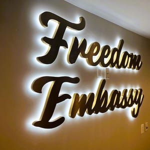 Letreros iluminados con halo, letreros metálicos, letreros comerciales iluminados, letreros LED, letreros con logotipo para exteriores, letras retroiluminadas 3D para pared, logotipos de empresas