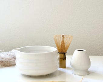 Ensemble de bols à matcha en céramique blanche avec bec verseur, lot de 5 matcha, cuillère, fouet en bambou, support de fouet - Ensemble de cérémonie matcha japonais Bol 560 ml