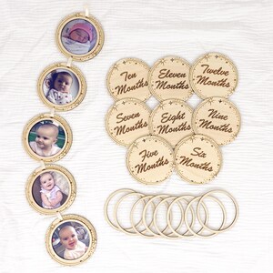 Maan en sterren babymijlpaalmarkeringen met fotolijstjes – 13 ronde houten schijven + kaders – pasgeborenen tot 12 maanden – kraamcadeau aandenken