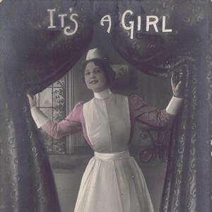 女の子の産科看護師の赤ちゃん誕生のお知らせ 1910 年代の実写ポストカード
