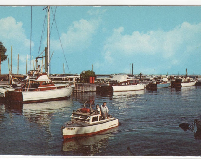 Milwaukee Yacht Club Boats Milwaukee Wisconsin Postcard Etsy