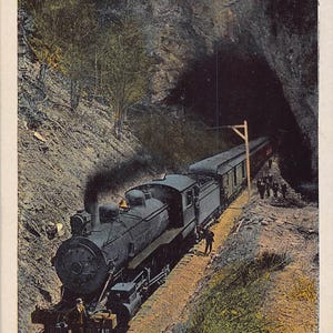 Train ferroviaire quittant le tunnel naturel du sud-ouest de la Virginie Carte postale des années 1920