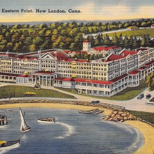 Op de afbeelding: Vintage ansichtkaart met The Griswold, Eastern Point, New London, Conn. De afbeelding toont een groot wit gebouw met een rood dak, een waterkant, boten en een kleine Amerikaanse vlag. De scène speelt zich af tegen een achtergrond van bomen en een blauwe lucht.