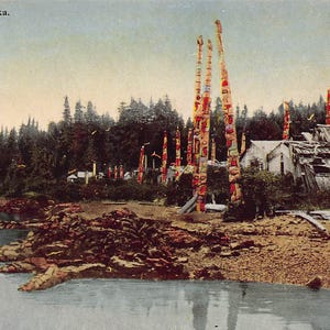 Carte postale des années 1910, peuplement amérindien de Kassan, Alaska, mâts totémiques
