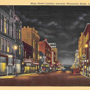 Main Street Night Big Shoe Store La Crosse Wisconsin cartão postal de linho