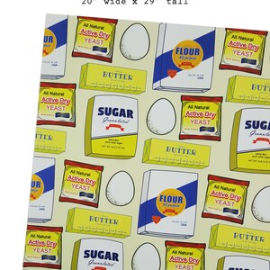 Puede incluir: Un papel de envolver estampado en amarillo y blanco con im&aacute;genes de ingredientes para hornear, incluyendo harina, az&uacute;car, mantequilla, levadura y huevos. El papel mide 51 cm de ancho por 74 cm de alto.